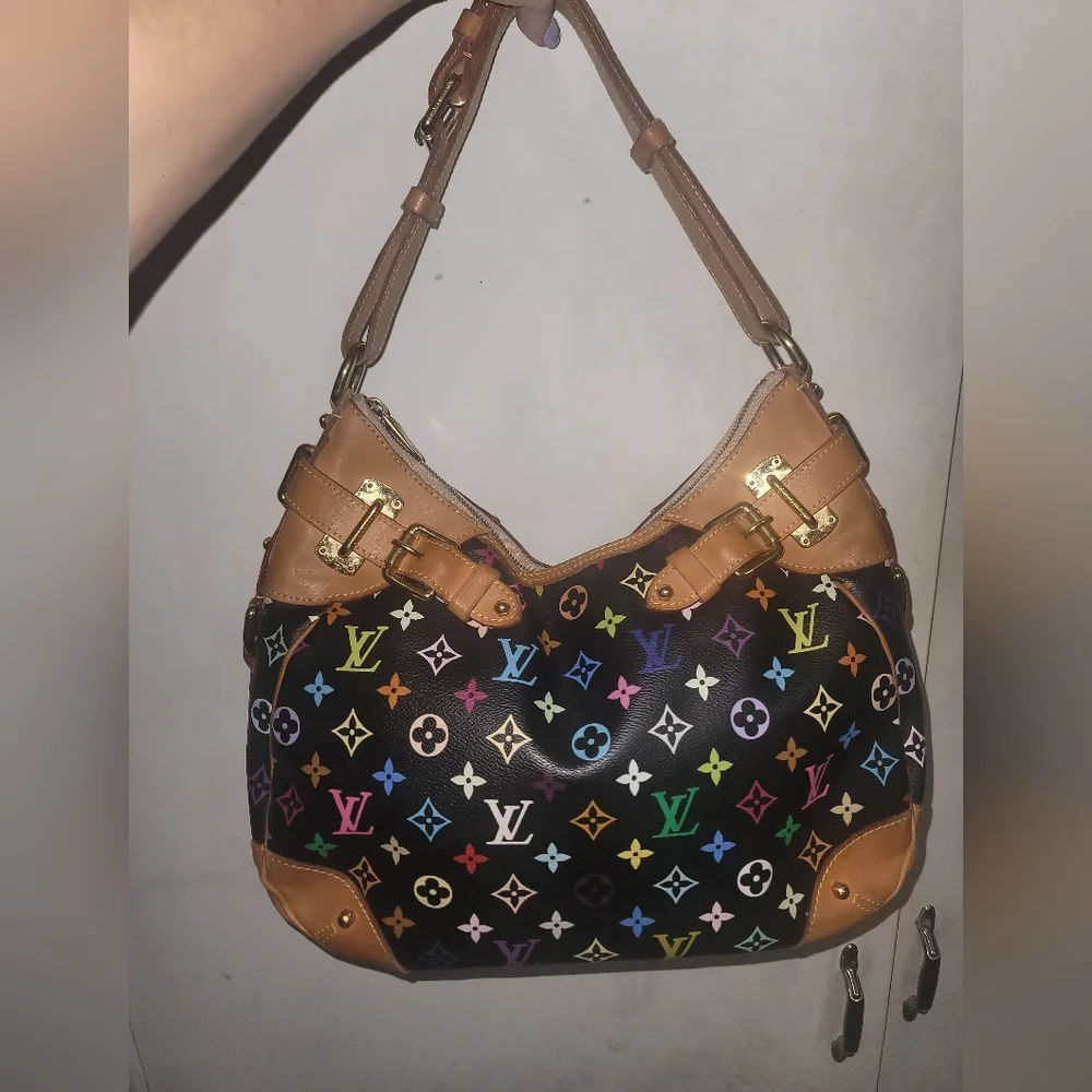 GET IN GIVE AWAY FOR THIS BAG!!  $50 BUNDLE OR PURCHASE $50 Mystery Box $2400 - Picture 11 of 14